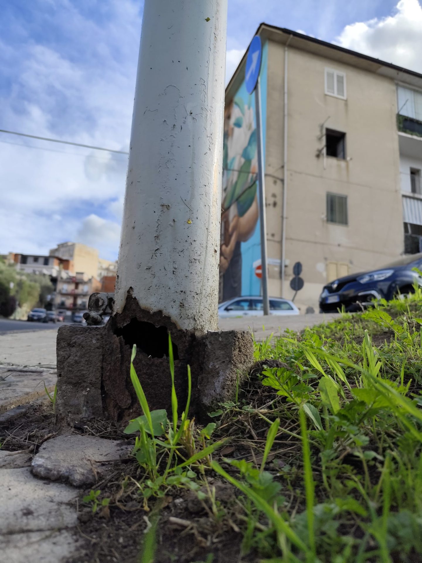 Paternò, segnalazione: palo della pubblica illuminazione a rischio caduta davanti all’ospedale S. Salvatore