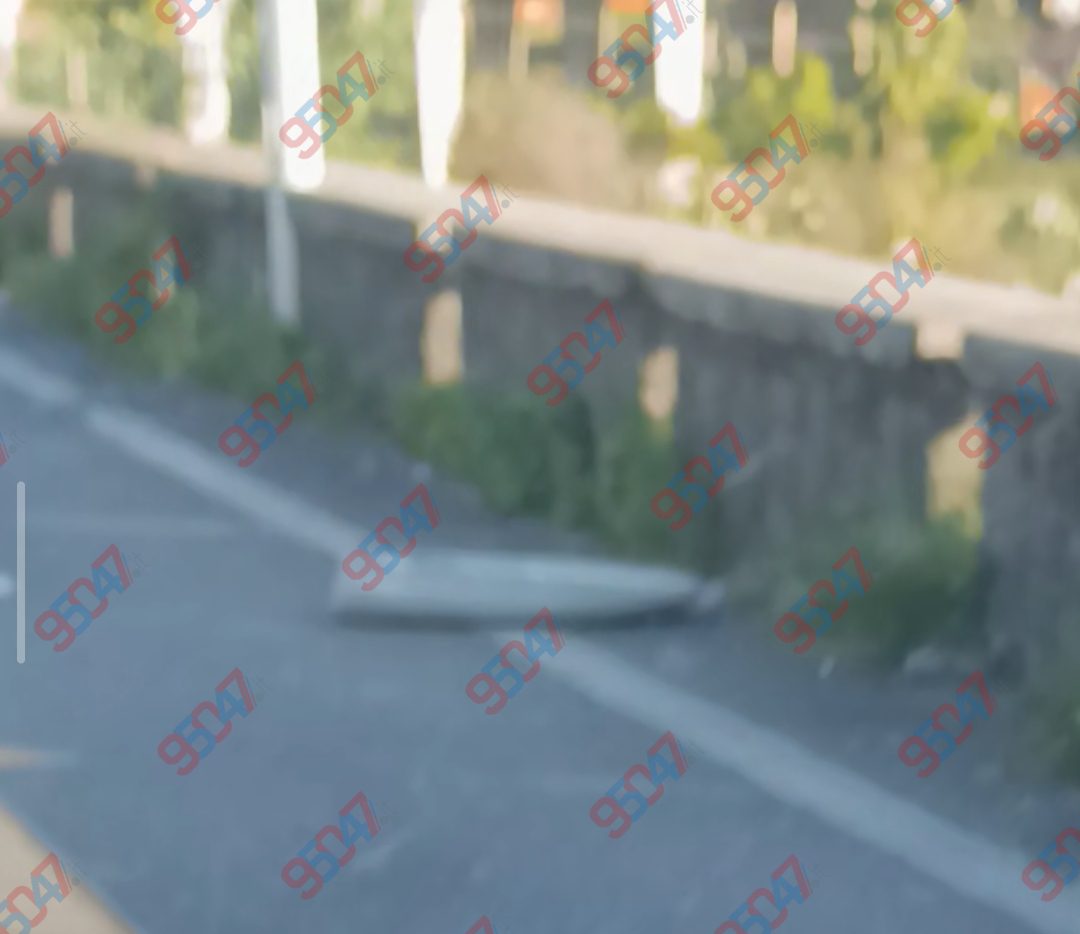 Paternò, lampione si stacca e cade su un’auto in corsa: vetro distrutto e traffico paralizzato