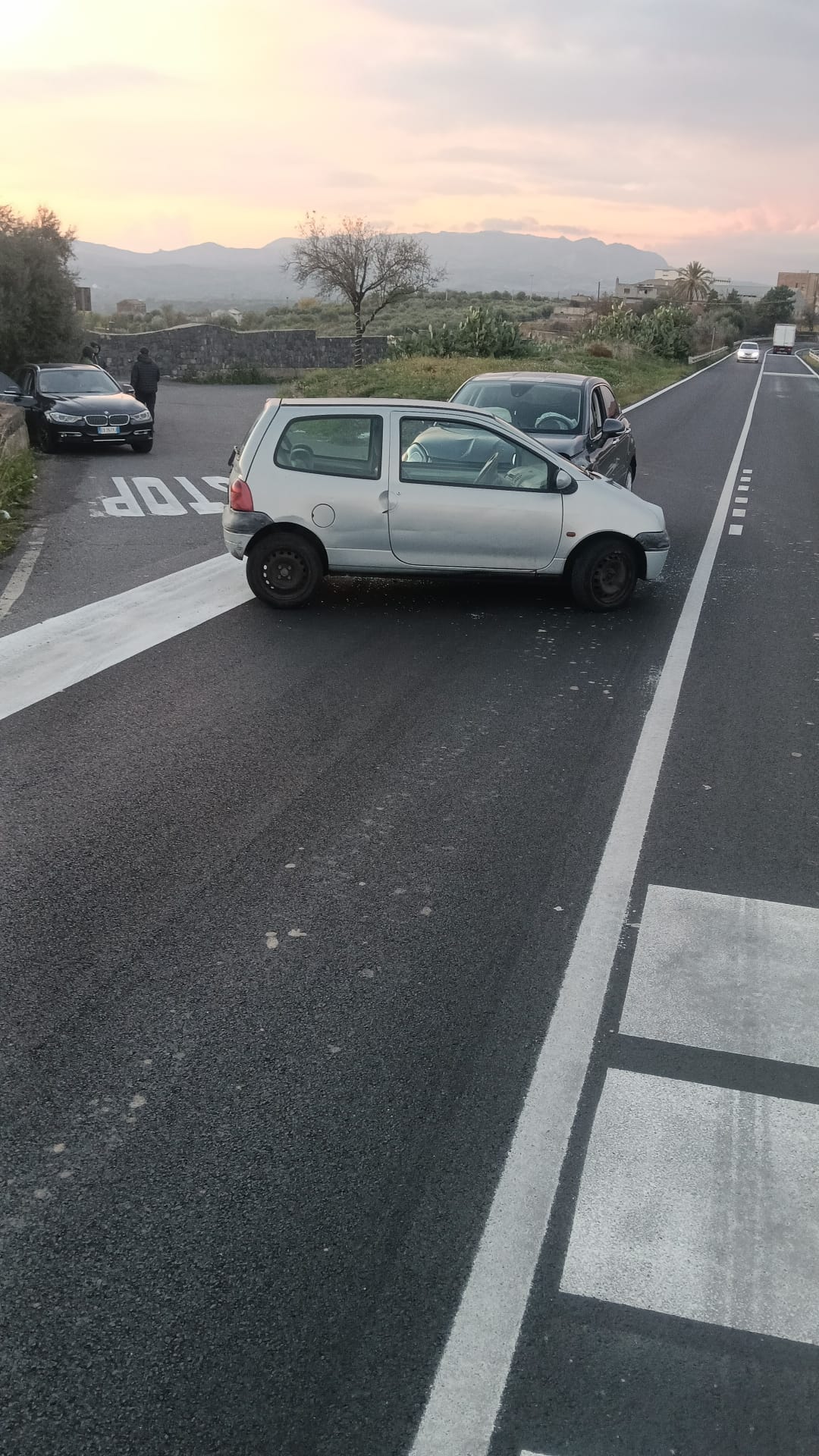 Paternò, scontro tra due auto sulla vecchia SS121 in contrada Schettino: due feriti