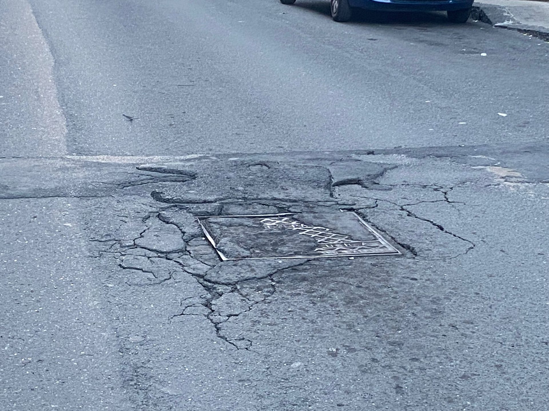 Paternò, buche sempre più pericolose: nuove segnalazioni e foto da diverse zone della città