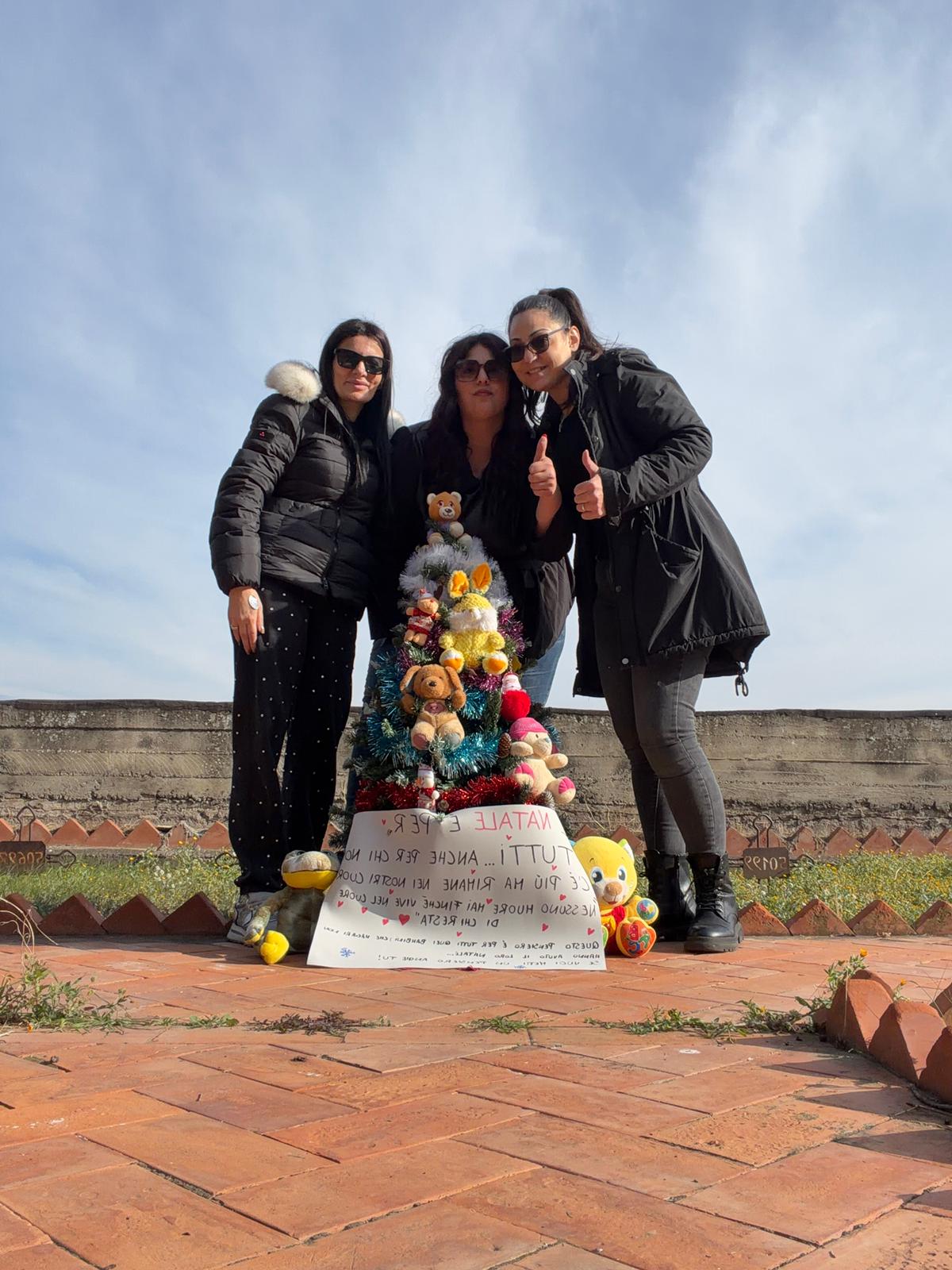 Paternò, un albero di Natale al cimitero per i bambini che non ci sono più: il gesto silenzioso e commovente di alcune mamme