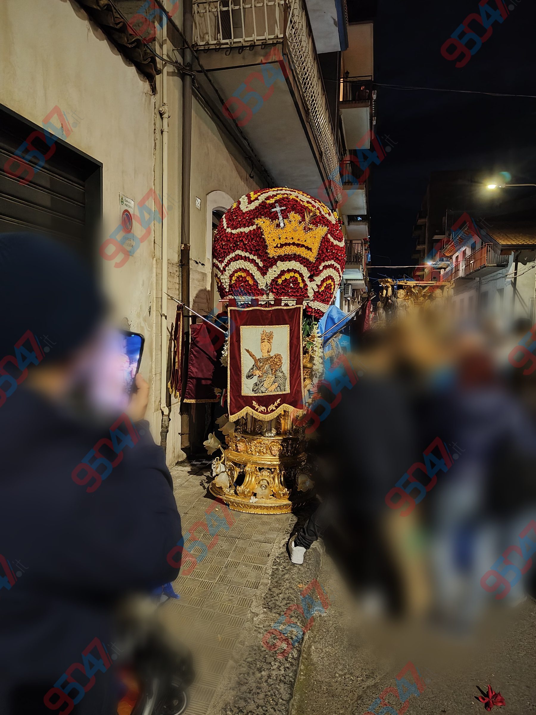 Paternò, imprevisto alla festa di Santa Barbara 2025: la varetta dei panettieri si spezza durante la processione