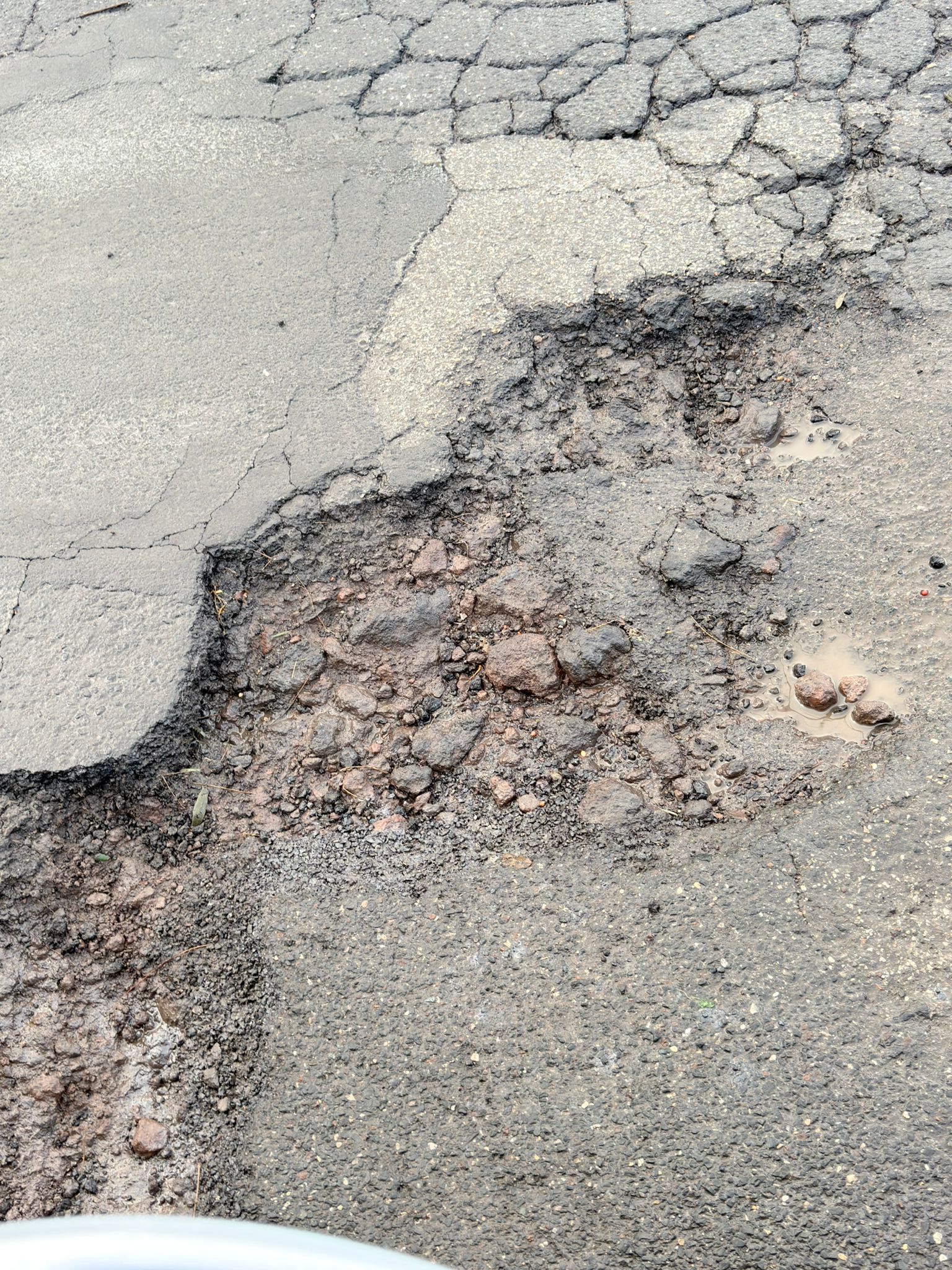 Paternò–Belpasso, "Salita delle tre case” : dopo mesi la situazione peggiora. Con la pioggia salta il manto stradale