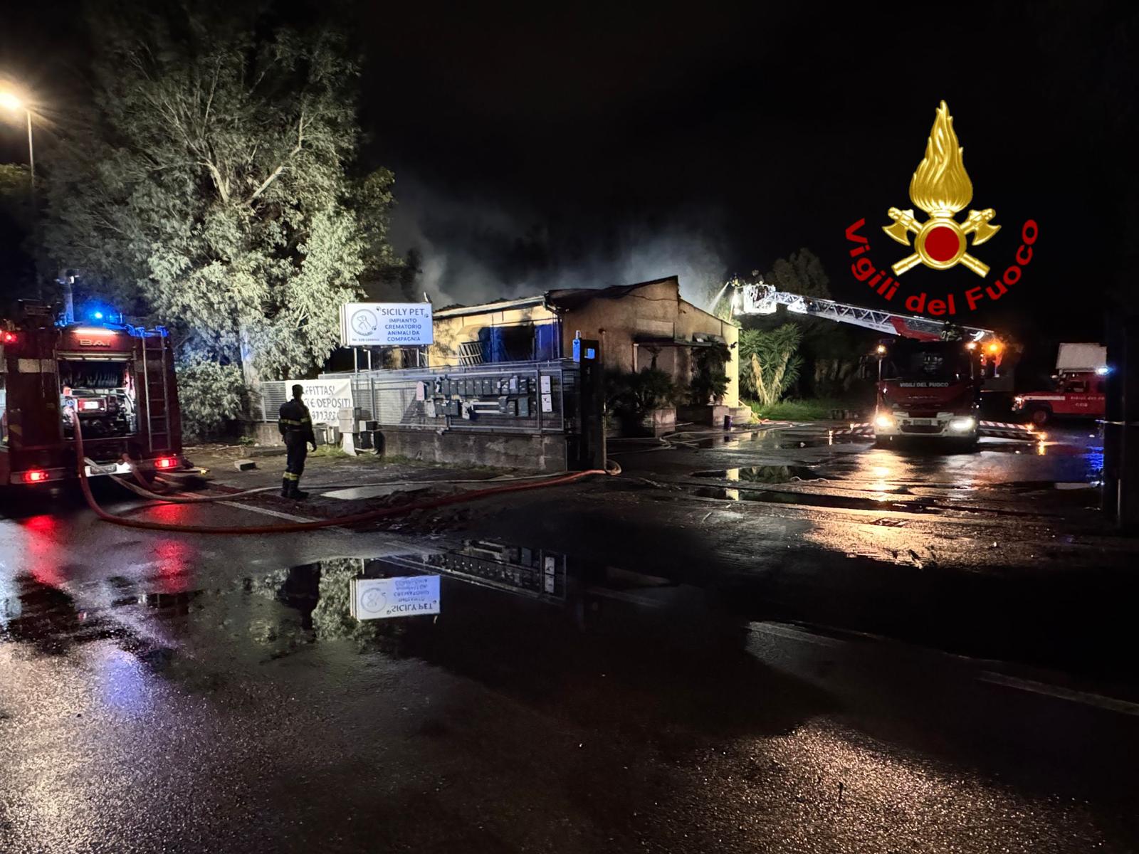 Catania, fiamme distruggono centro benessere e due negozi: brucia ancora la Zona Industriale