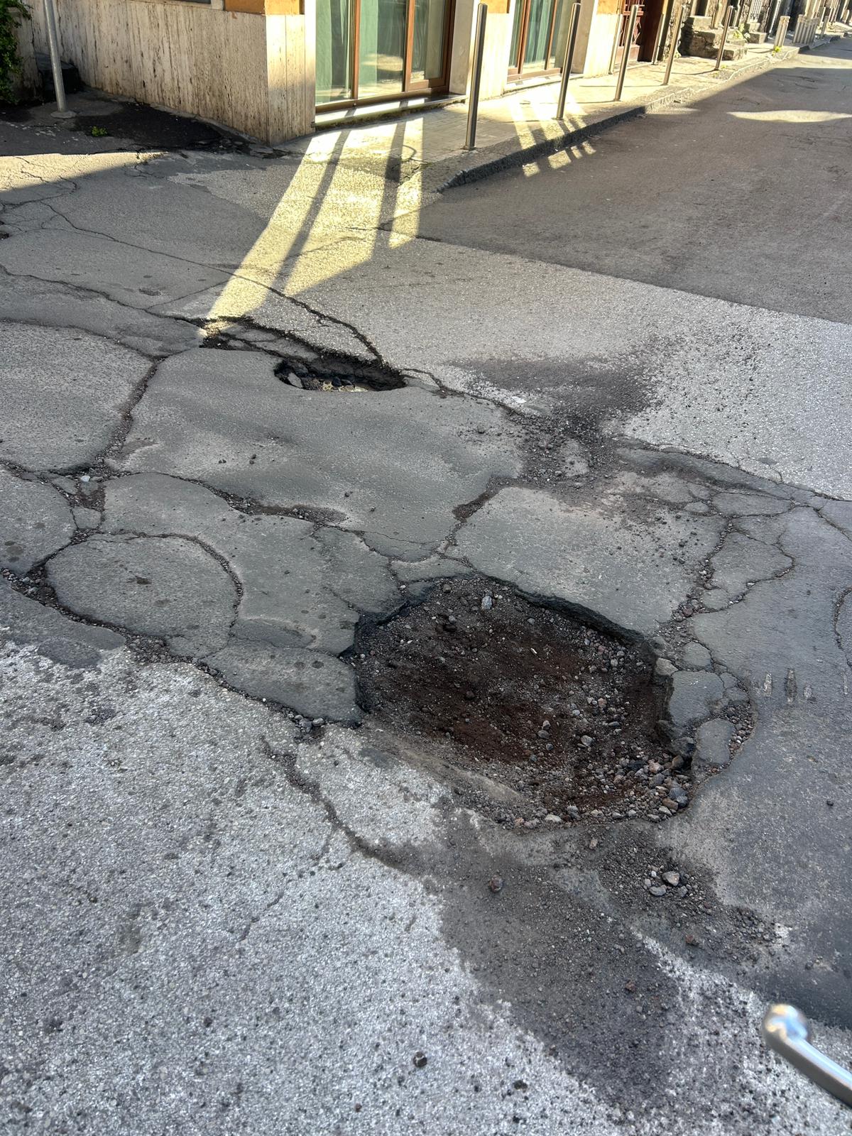 Pioggia e asfalto danneggiato: a Paternò aumentano buche e pericoli