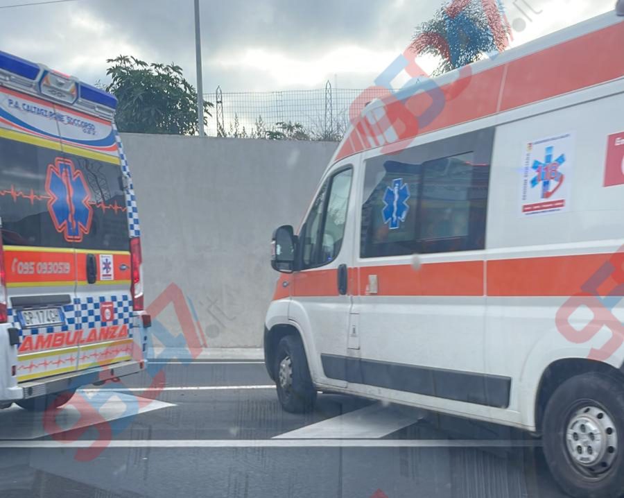 Incidente sulla Tangenziale di Catania: ambulanze sul posto, traffico paralizzato