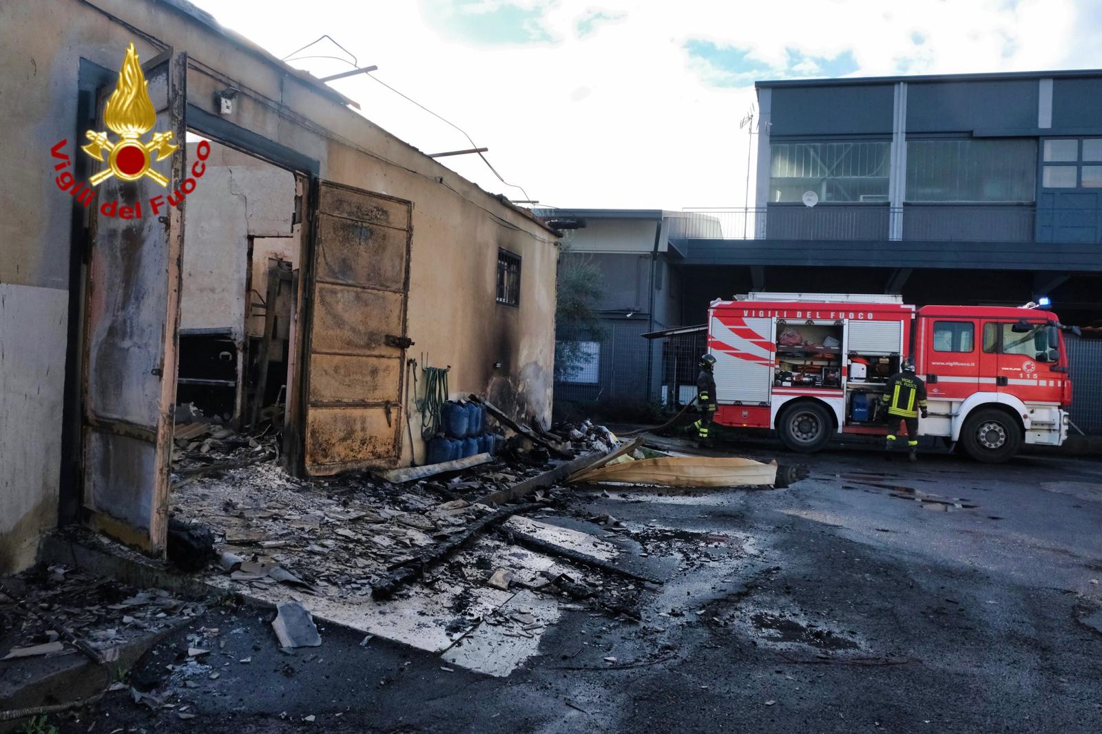 Catania, fiamme distruggono centro benessere e due negozi: brucia ancora la Zona Industriale