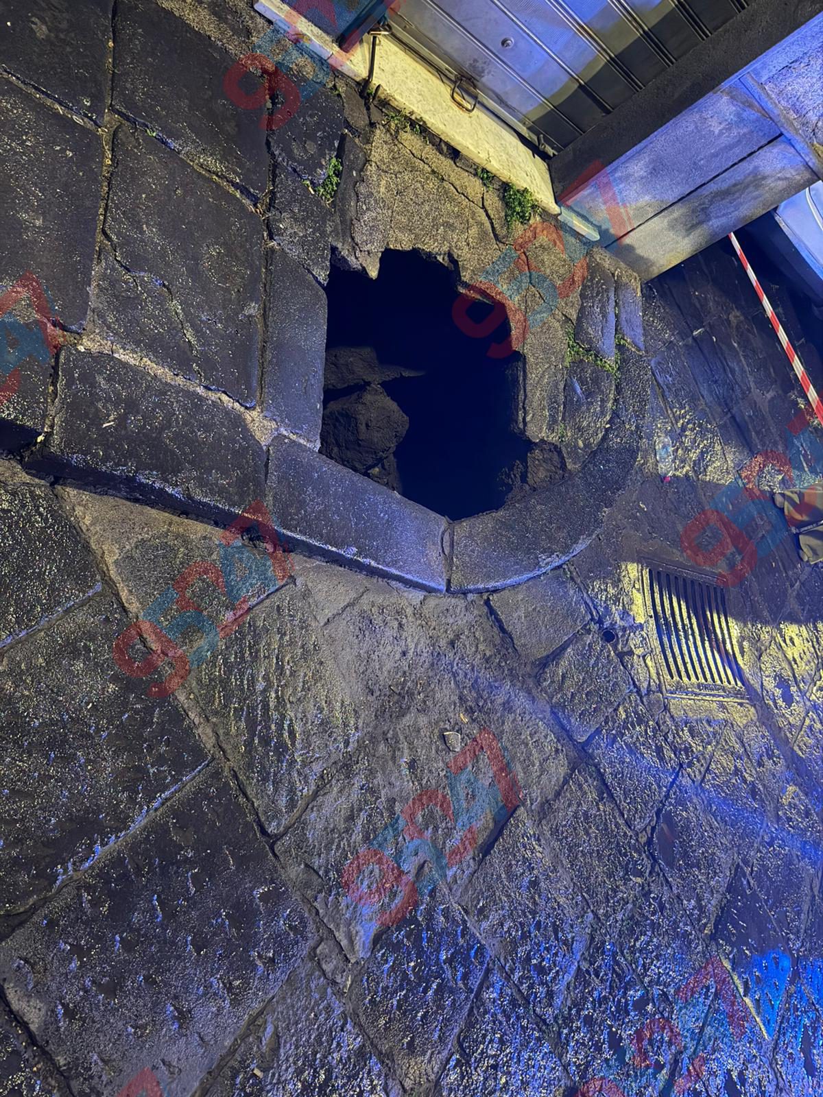 Adrano, improvvisa voragine in strada: area transennata e intervento dei Vigili del Fuoco