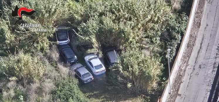 Cinque auto di lusso rubate scoperte nelle campagnr alle spalle del cimitero di Catania