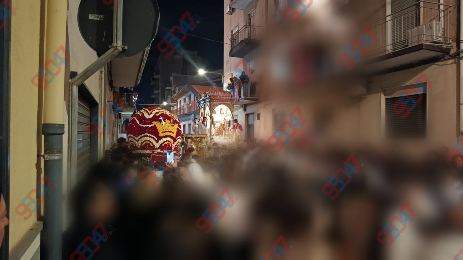 Paternò, imprevisto alla festa di Santa Barbara 2025: la varetta dei panettieri si spezza durante la processione