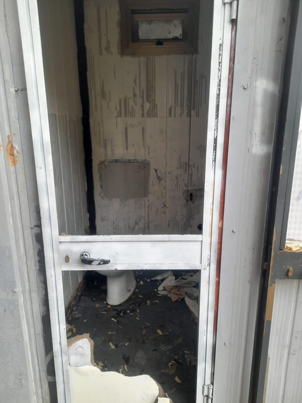 Paternò – Vandali senza freni nelle due ville comunali: al Parco del Sole riaperta una breccia, a Villa Moncada spariscono persino i WC - 