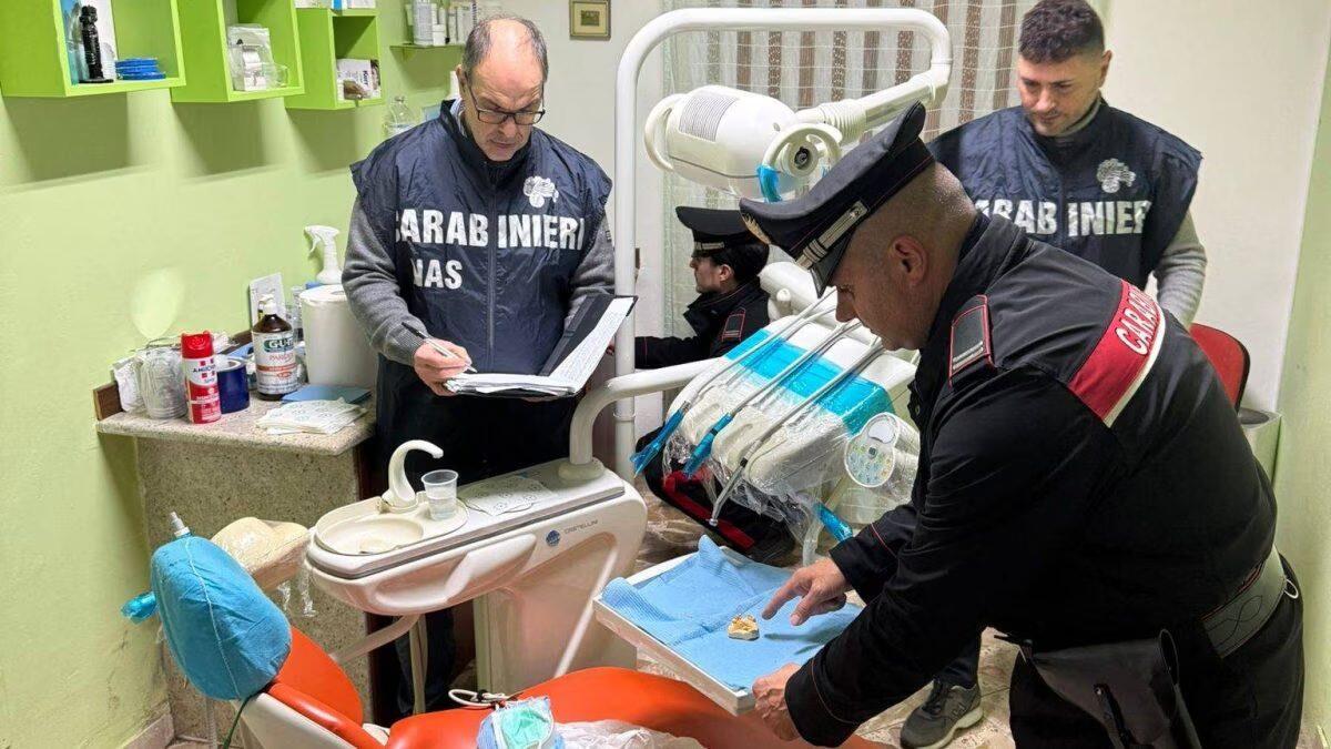 Palermo, fa il dentista ma ha solo il diploma: scoperto mentre curava una paziente in casa, cucina trasformata in sala d’attesa - 
