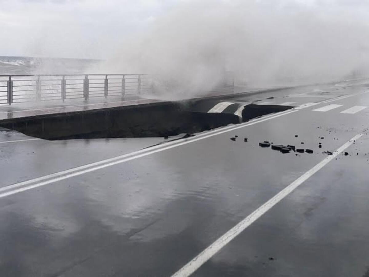 Santa Teresa di Riva, mareggiata in corso: voragine sul lungomare e strada chiusa - 