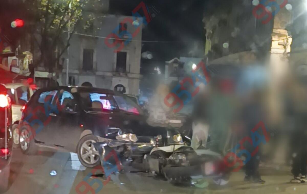 Incidente a Paternò, scontro tra auto e scooter in piazza Vittorio Veneto, un ferito - 