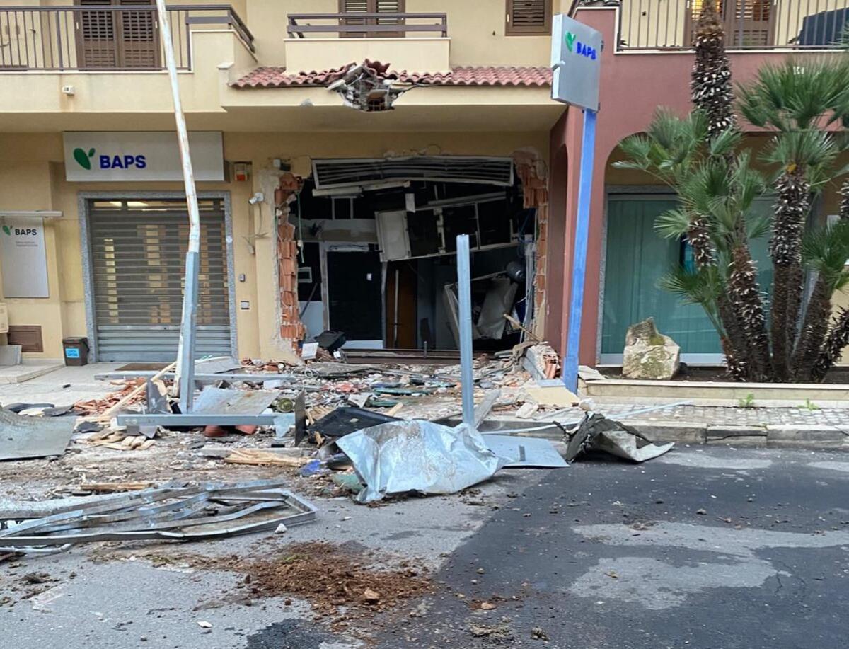 Mazzarrone, assalto al bancomat all’alba: commando in azione con un escavatore, bottino da 90 mila euro - 