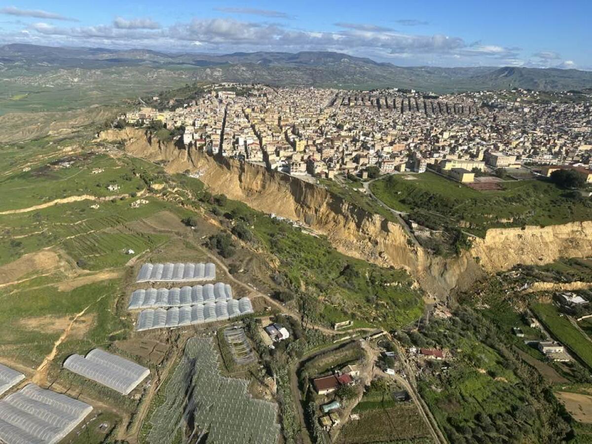 Frana di Niscemi, Protezione civile: «L’intera collina sta scendendo verso la piana di Gela» - 