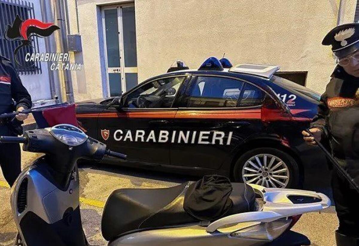 Paternò, accelera alla vista dei Carabinieri: scooter con telaio abraso, denunciato 18enne - 
