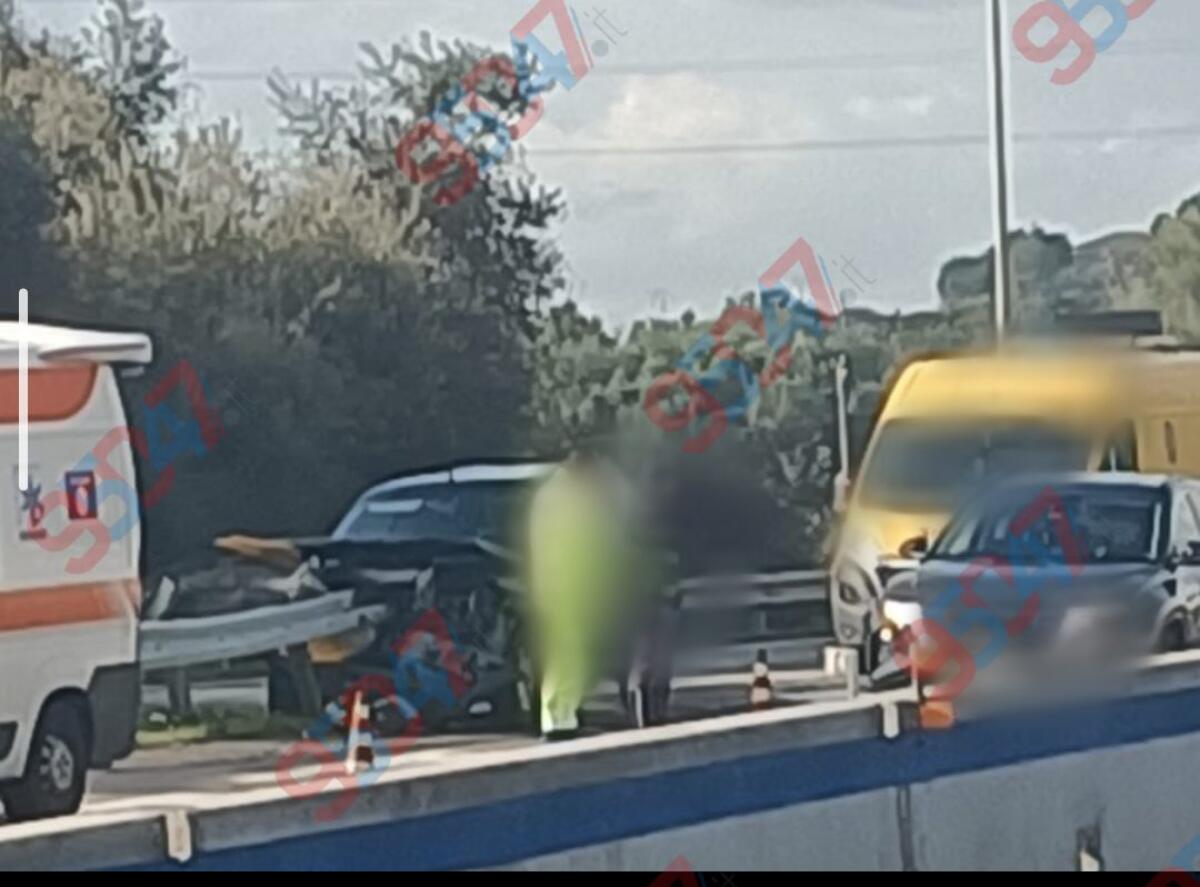 Tangenziale di Catania, auto contro il guardrail allo svincolo A19 Catania–Palermo - 