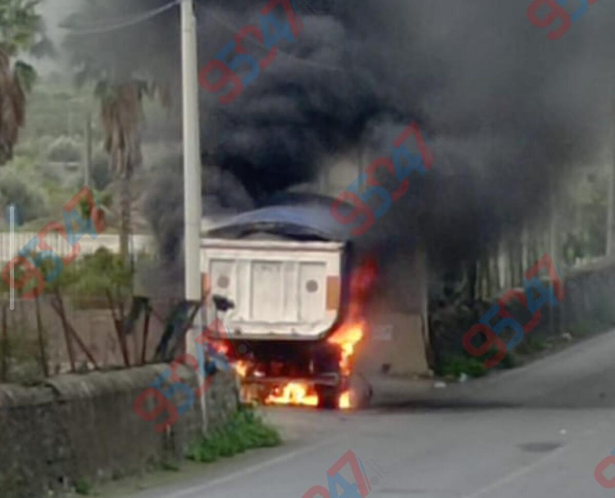 Paternò, paura in zona San Marco: camion in fiamme sulla SP 139, rimorchio sganciato in extremis ed evitato il peggio - 