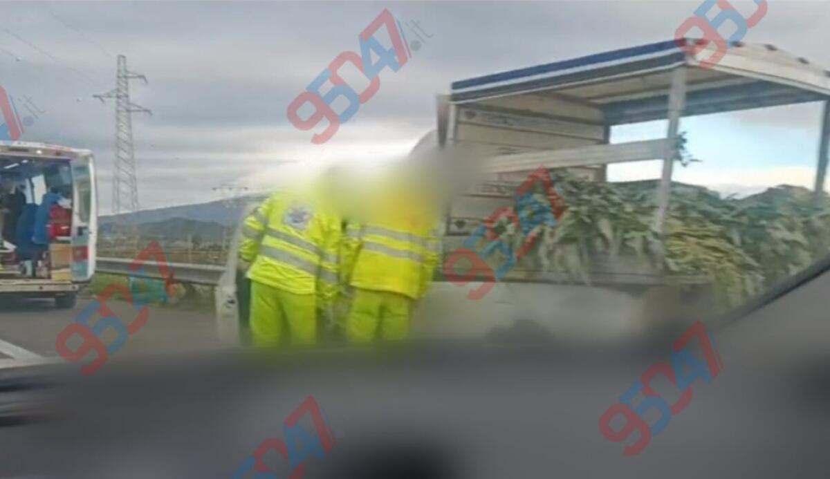 Incidente sulla tangenziale di Catania allo svincolo per l’A19: coinvolti auto e Ape a tre ruote. Feriti - 