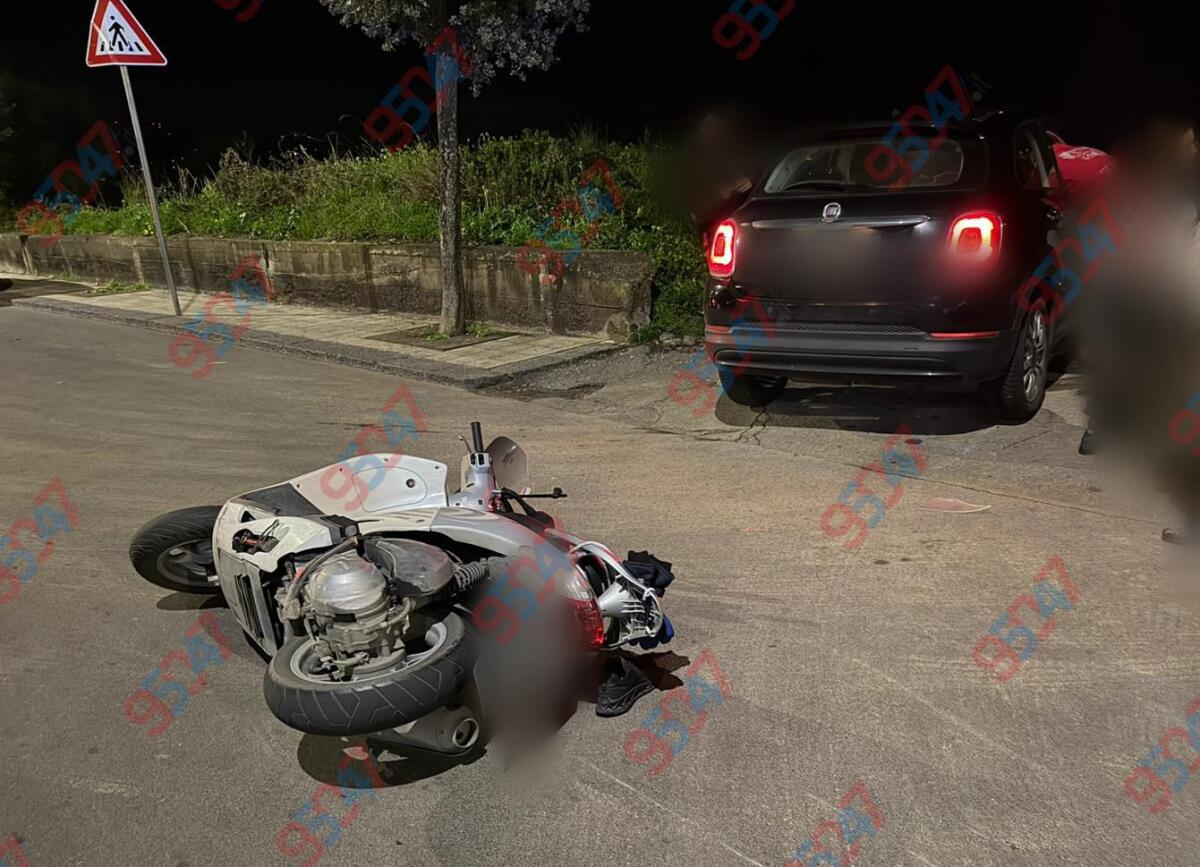 Motta Sant’Anastasia, scontro tra moto e auto in viale della Regione: centauro in codice giallo - 