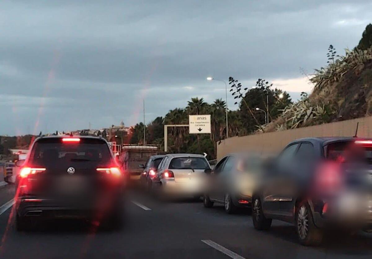 Mattinata infernale sulla Tangenziale di Catania: traffico bloccato verso Siracusa, incidente a Misterbianco - 
