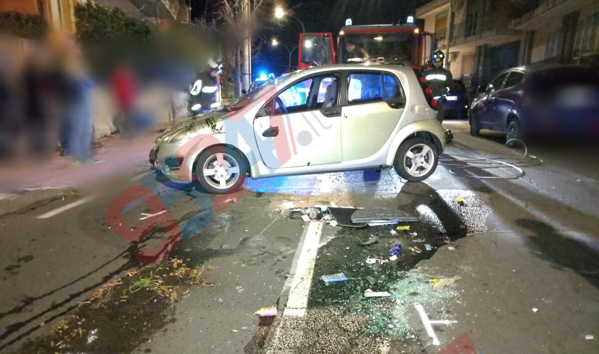 Incidente stradale ieri sera a Santa Agata Li Battiati: Smart si ribalta illeso conducente - 