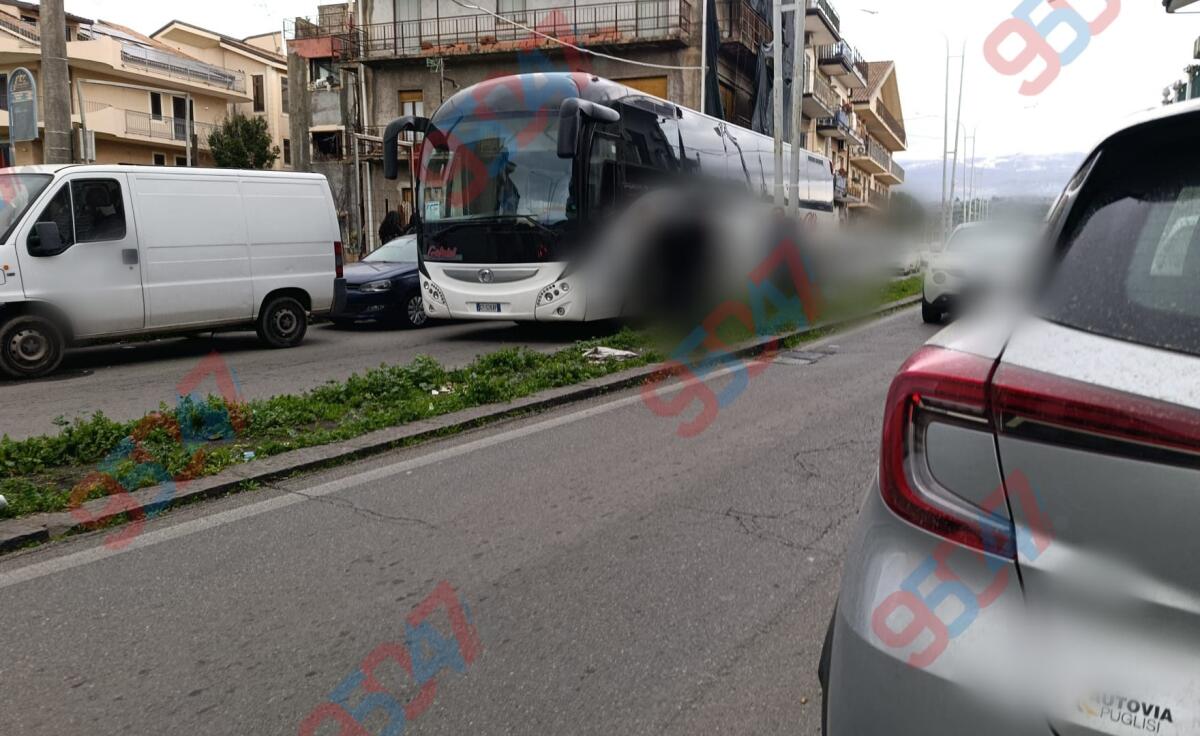 Paternò, inizio settimana complicato per la viabilità: autobus FCE in panne in stazione , traffico in tilt - 
