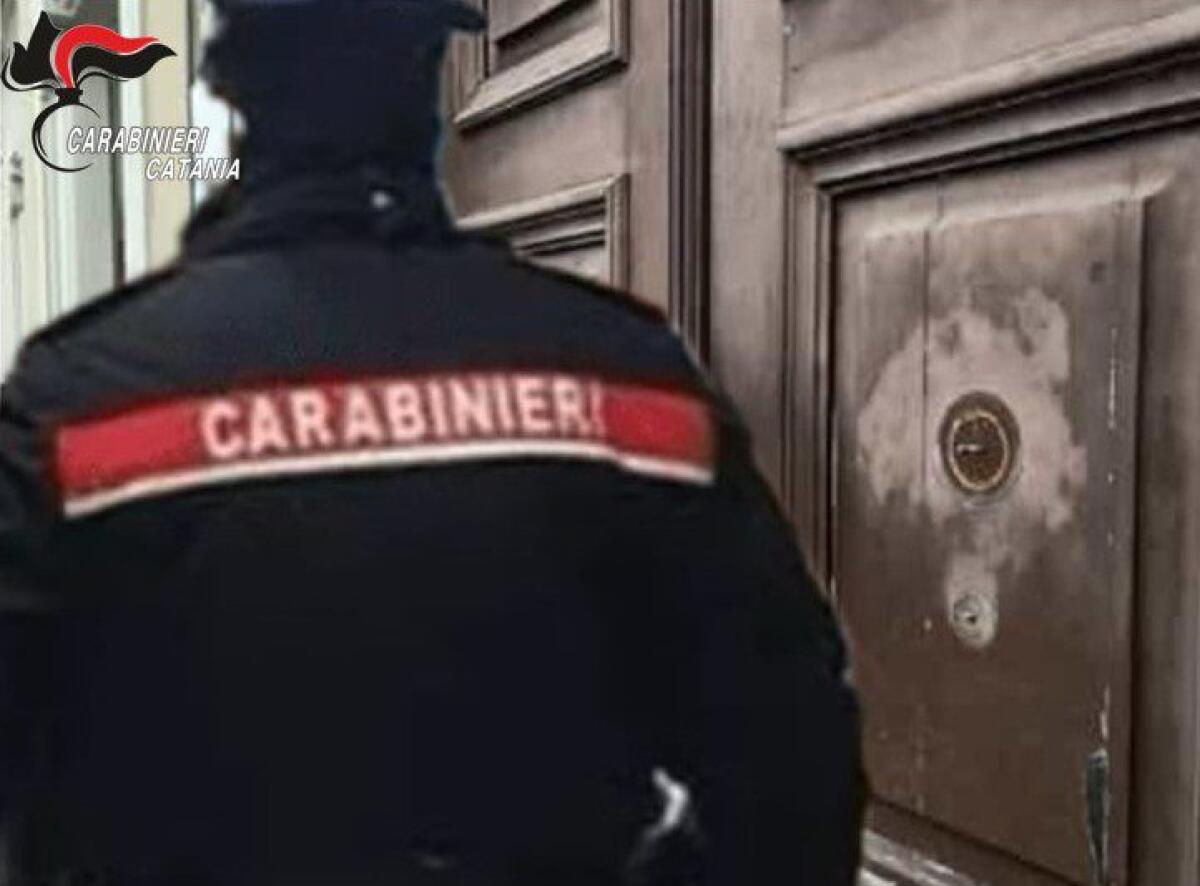 CATANIA. Rubati pomelli e parti in ottone da un portone storico: incastrato dalle telecamere - 