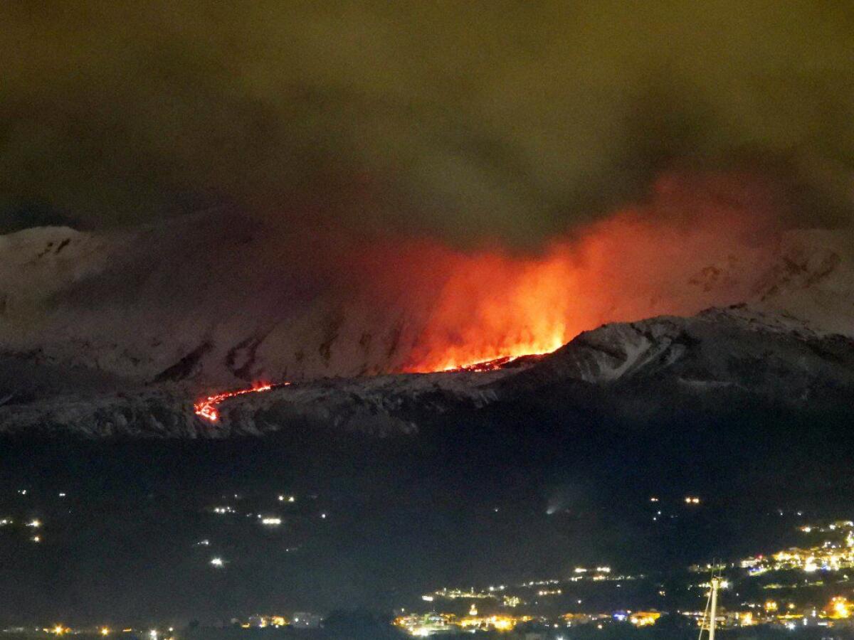 Etna, colata a 5 km dai centri abitati: nessun pericolo. La Protezione Civile nazionale conferma l’allerta gialla - 
