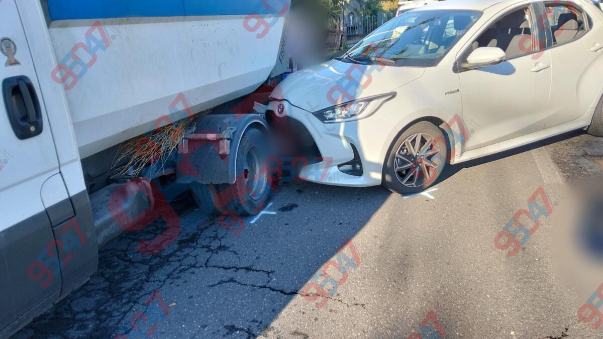 Trecastagni, scontro tra Toyota Yaris e furgone della nettezza urbana: ferita una donna - 