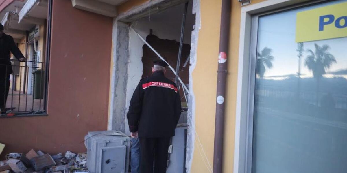 Tentano la “spaccata” con una bomba alle Poste di Aci San Filippo, ma arrivano i Carabinieri: fuga nella notte - 