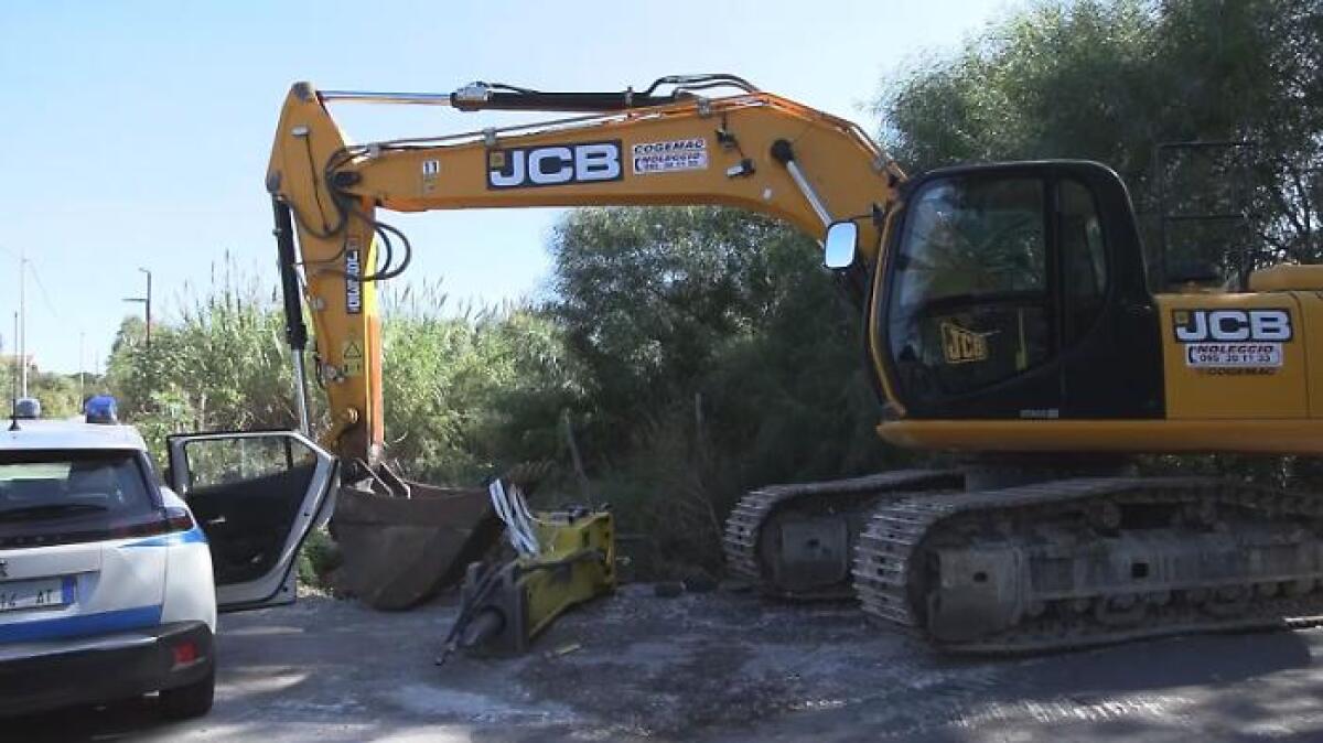Demolita una casa abusiva all'Oasi del Simeto a Catania: Procura, 46 esecuzioni autonome in 18 mesi - 