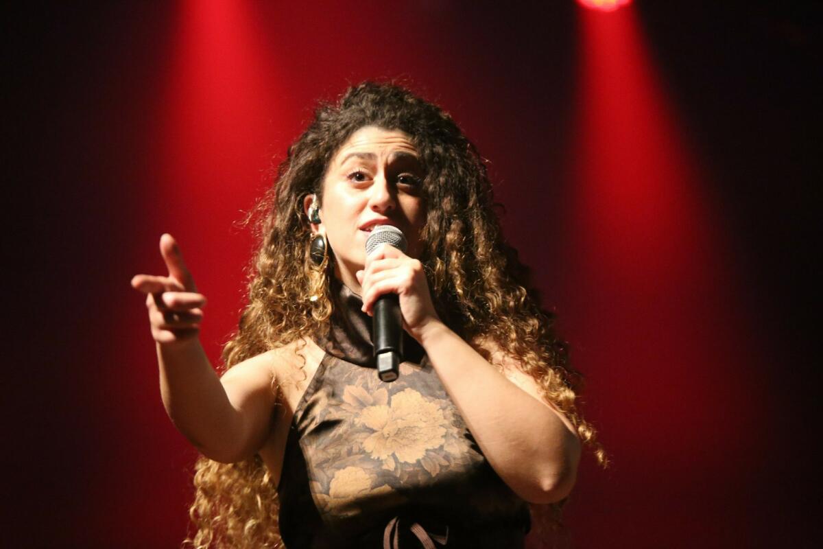 Standing ovation al Metropolitan di Catania per la paternese Delia. Le foto - 