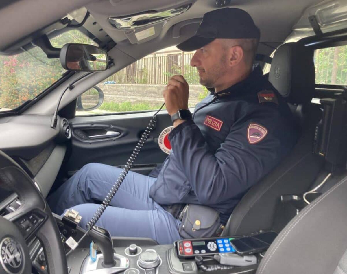 Urla “Aiutatemi” camminando al centro della strada, poi aggredisce i poliziotti: notte di follia a  Catania - 