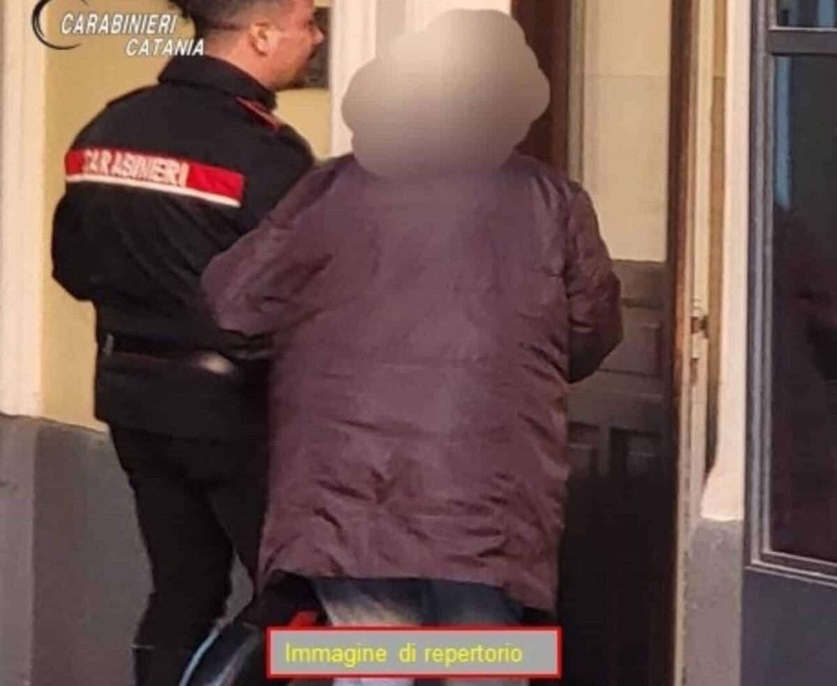 Riposto, chiede soldi al padre e lo aggredisce: arrestato 41enne - 