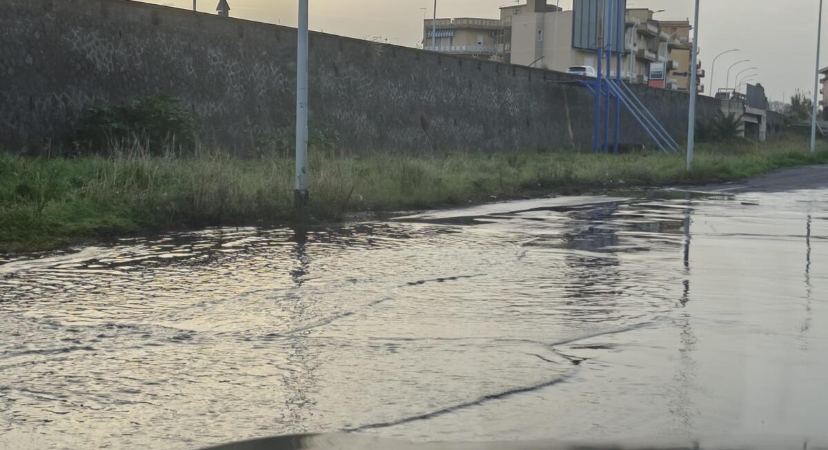 Paternò, segnalata perdita d’acqua persistente tra via dei Platani e via delle Ninfee - 
