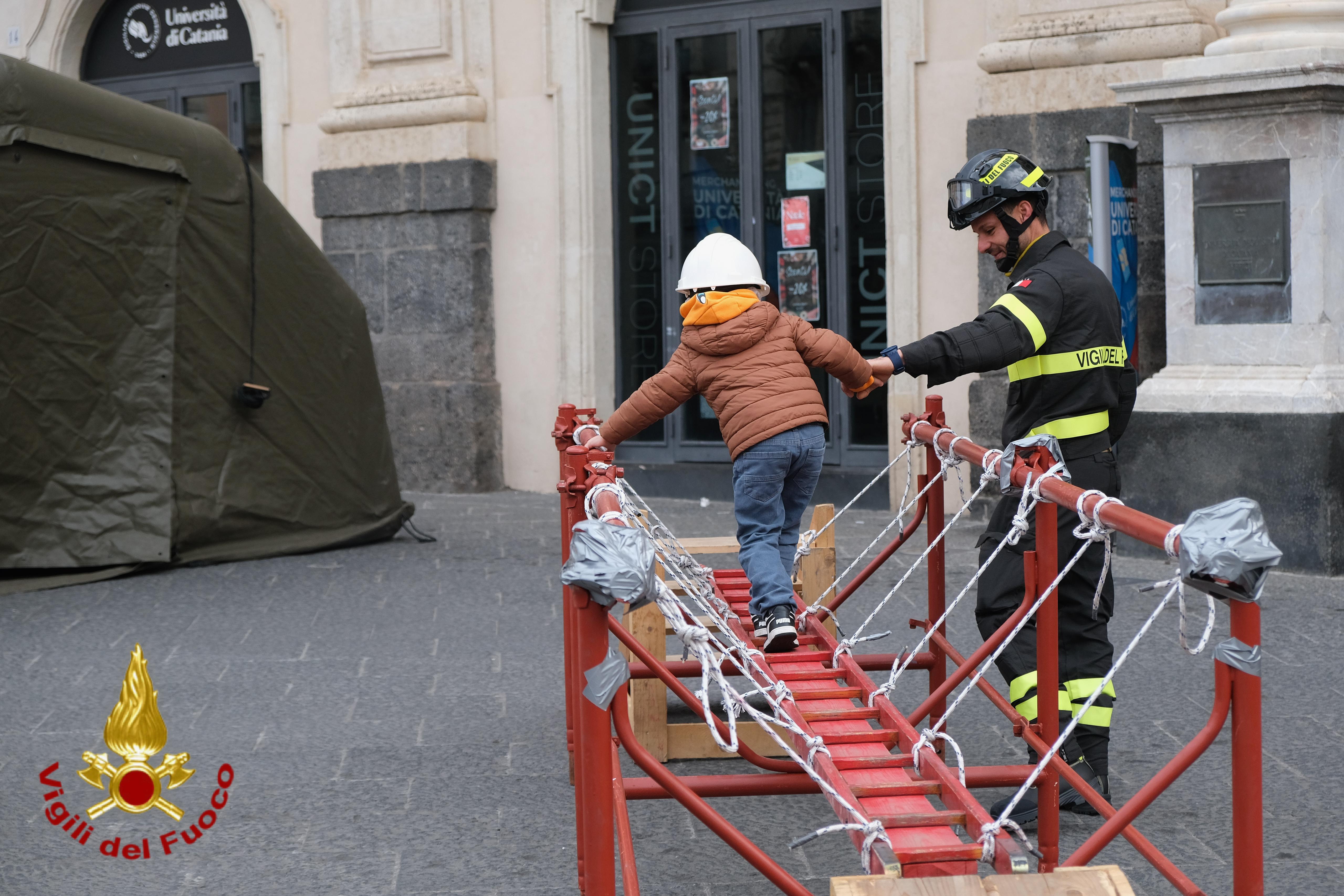 Bambini pompieri per un giorno: successo e grande partecipazione in Piazza Università