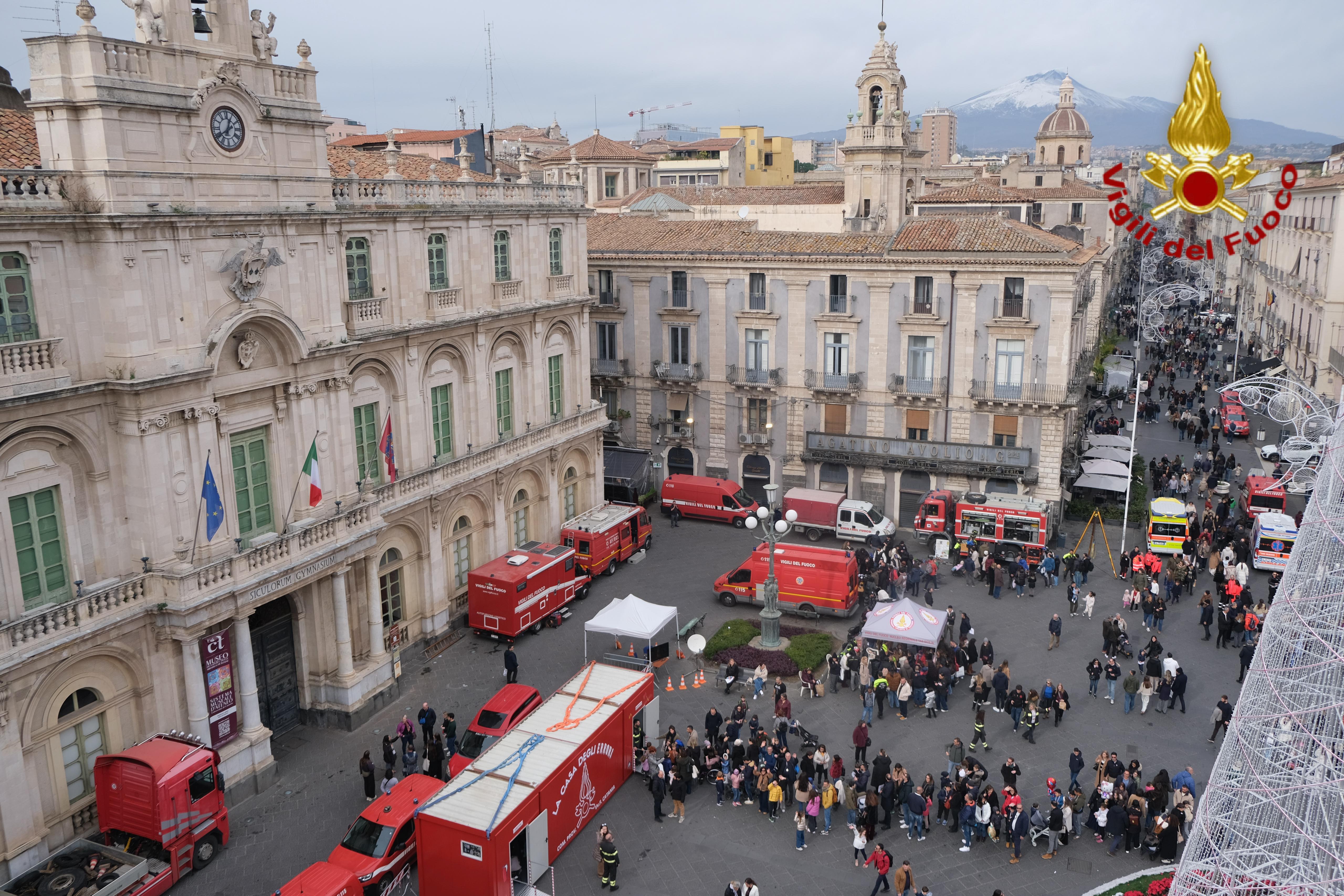 Bambini pompieri per un giorno: successo e grande partecipazione in Piazza Università