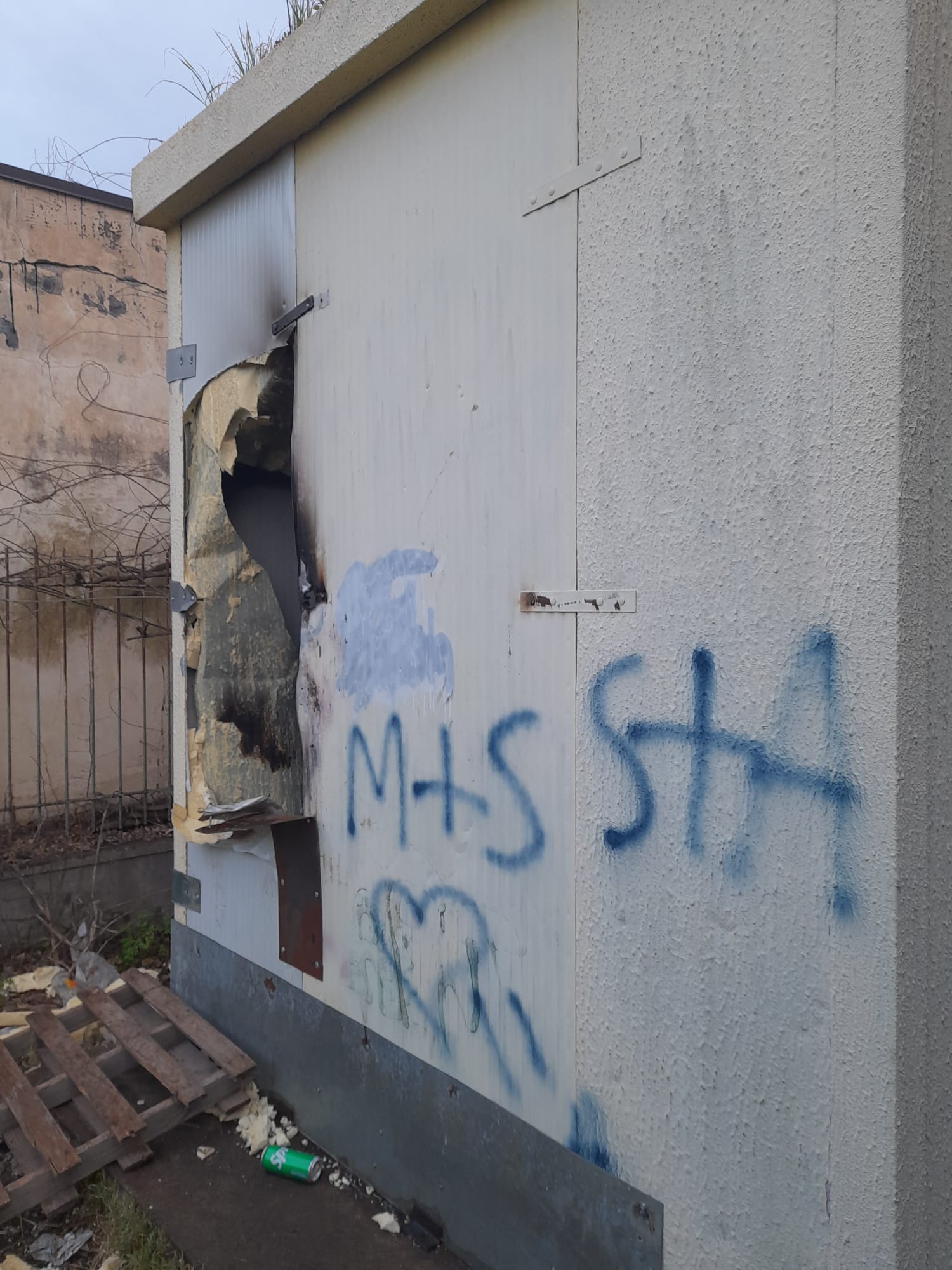 Paternò – Vandali senza freni nelle due ville comunali: al Parco del Sole riaperta una breccia, a Villa Moncada spariscono persino i WC