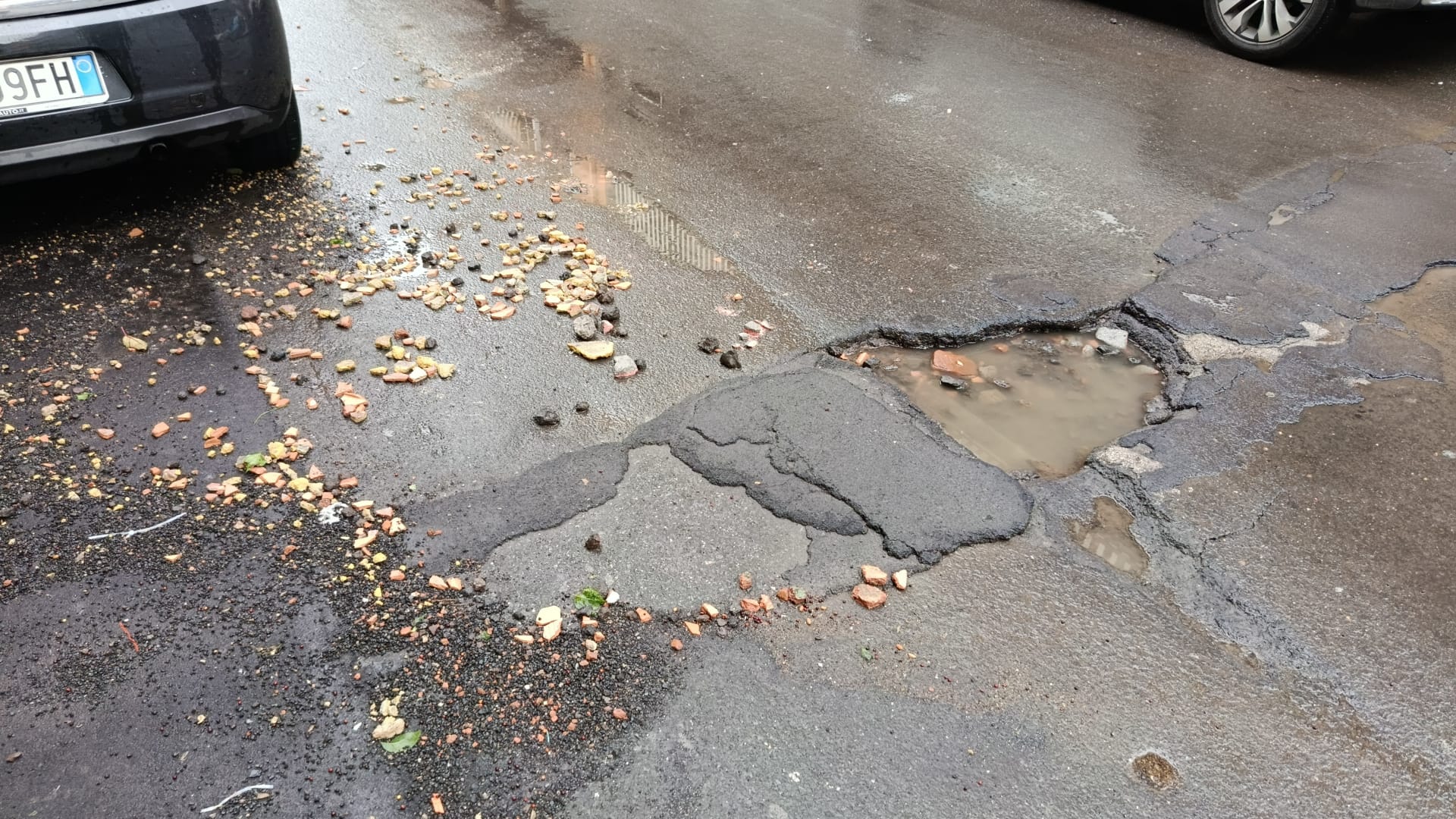 Paternò, dopo il ciclone Harry è emergenza strade: buche in aumento, danni alle auto e disagi per i cittadini