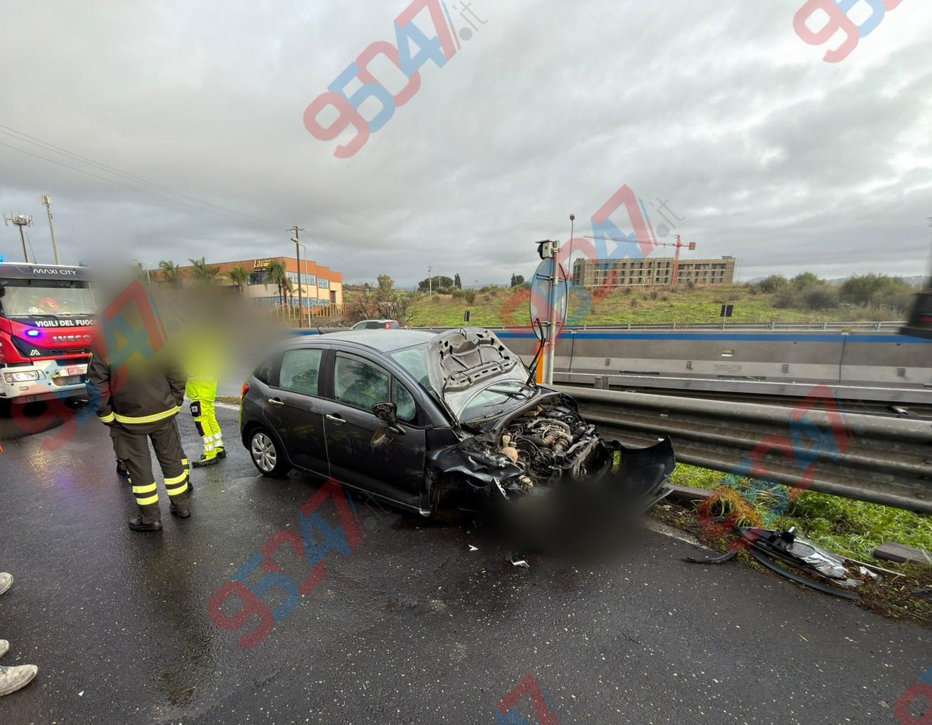 Violento scontro sulla superstrada 121,:  due auto coinvolte e traffico rallentato