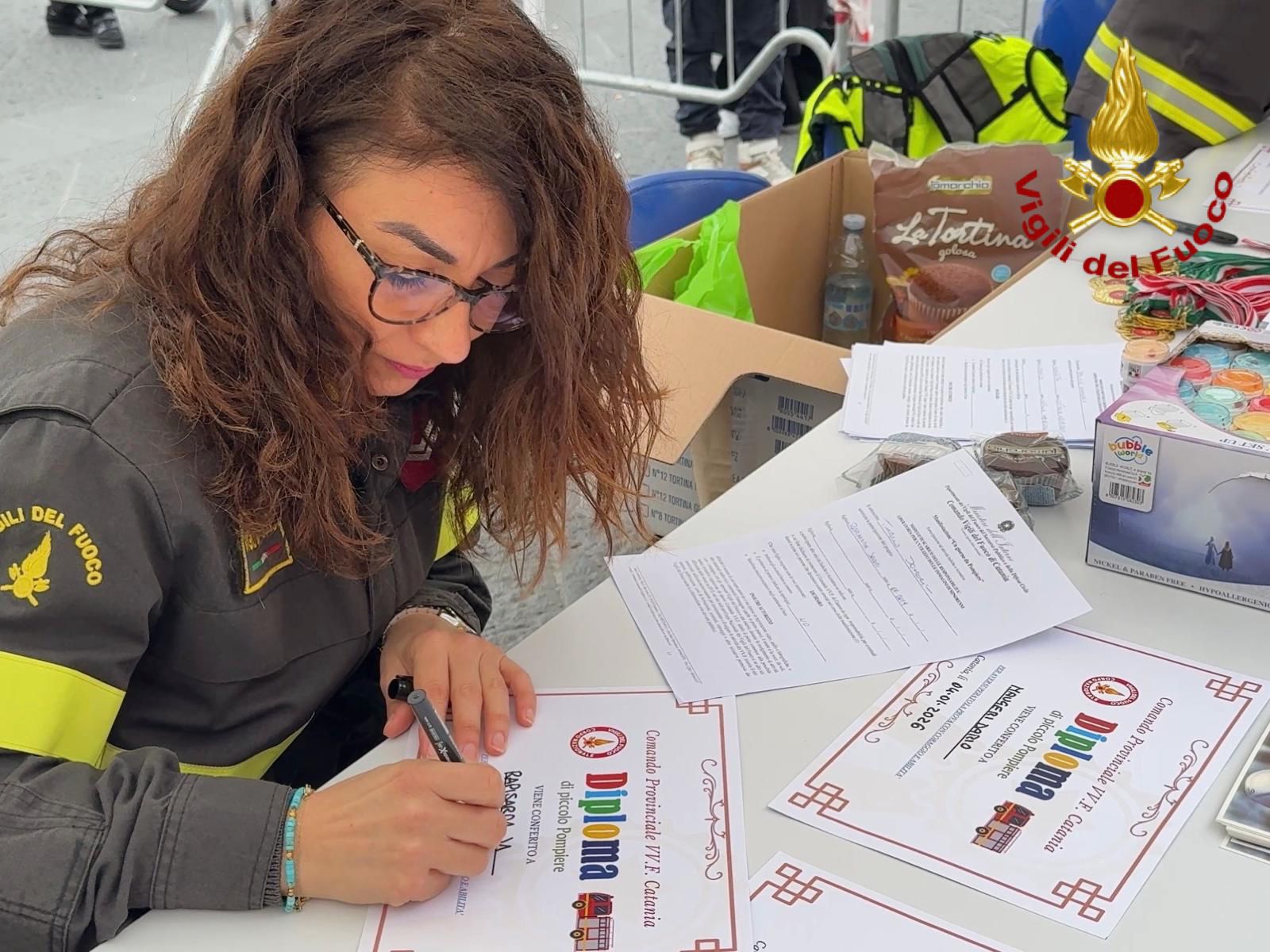Bambini pompieri per un giorno: successo e grande partecipazione in Piazza Università