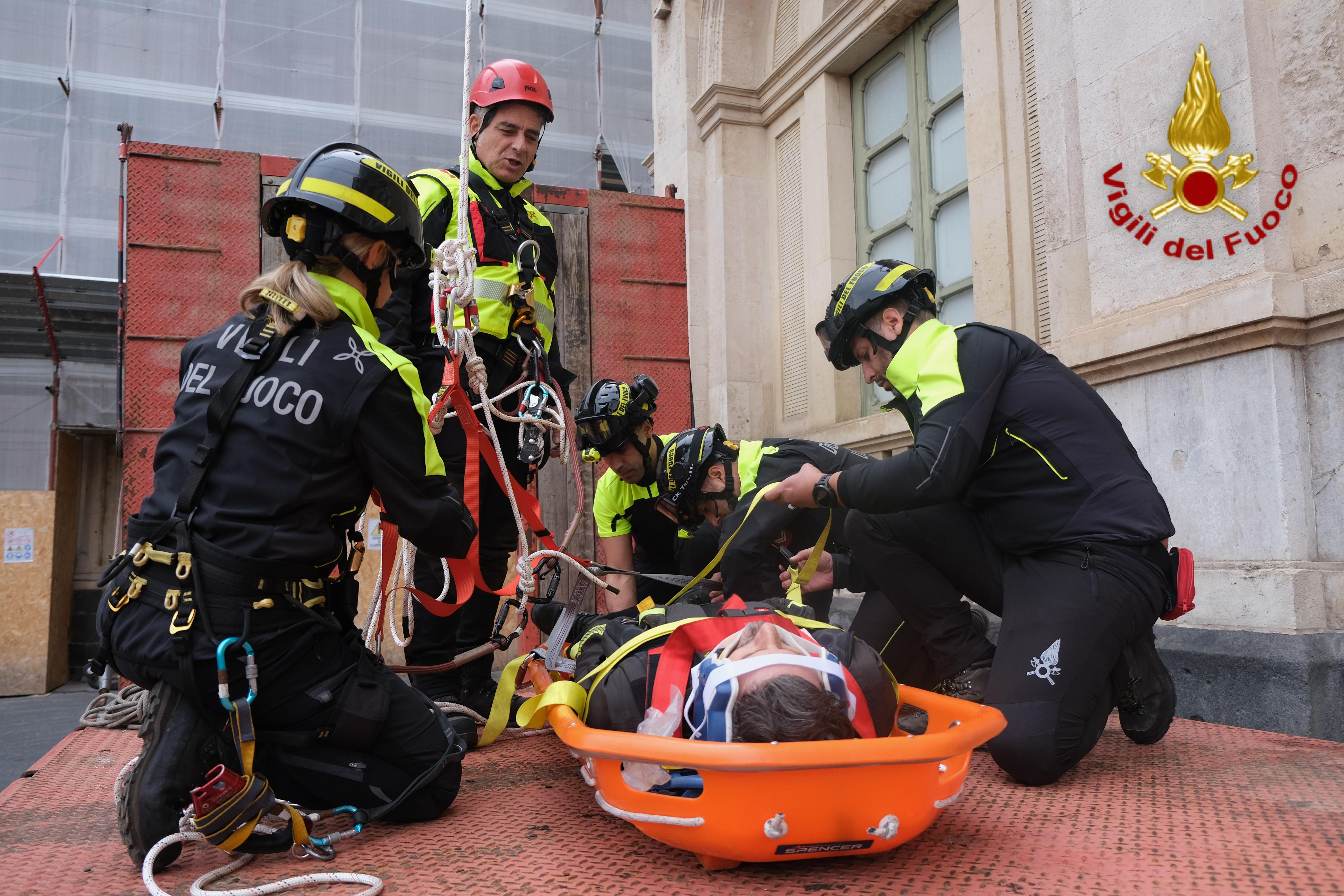 Bambini pompieri per un giorno: successo e grande partecipazione in Piazza Università