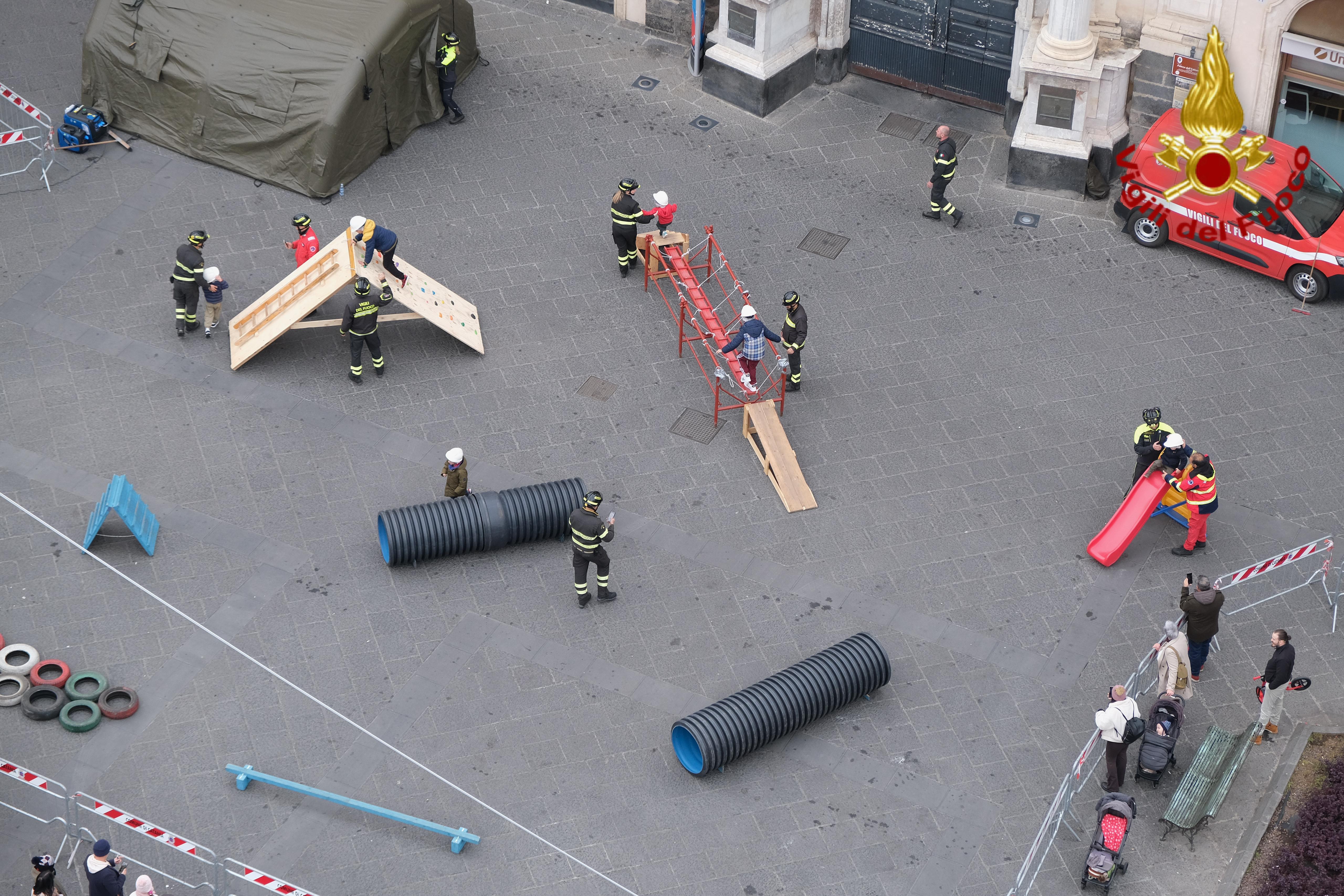 Bambini pompieri per un giorno: successo e grande partecipazione in Piazza Università