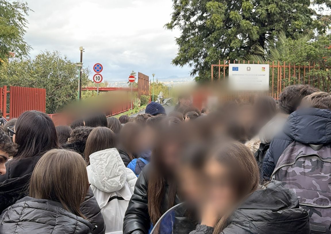 Paternò, studenti del liceo De Sanctis in sciopero: “Mancati controlli nella struttura”