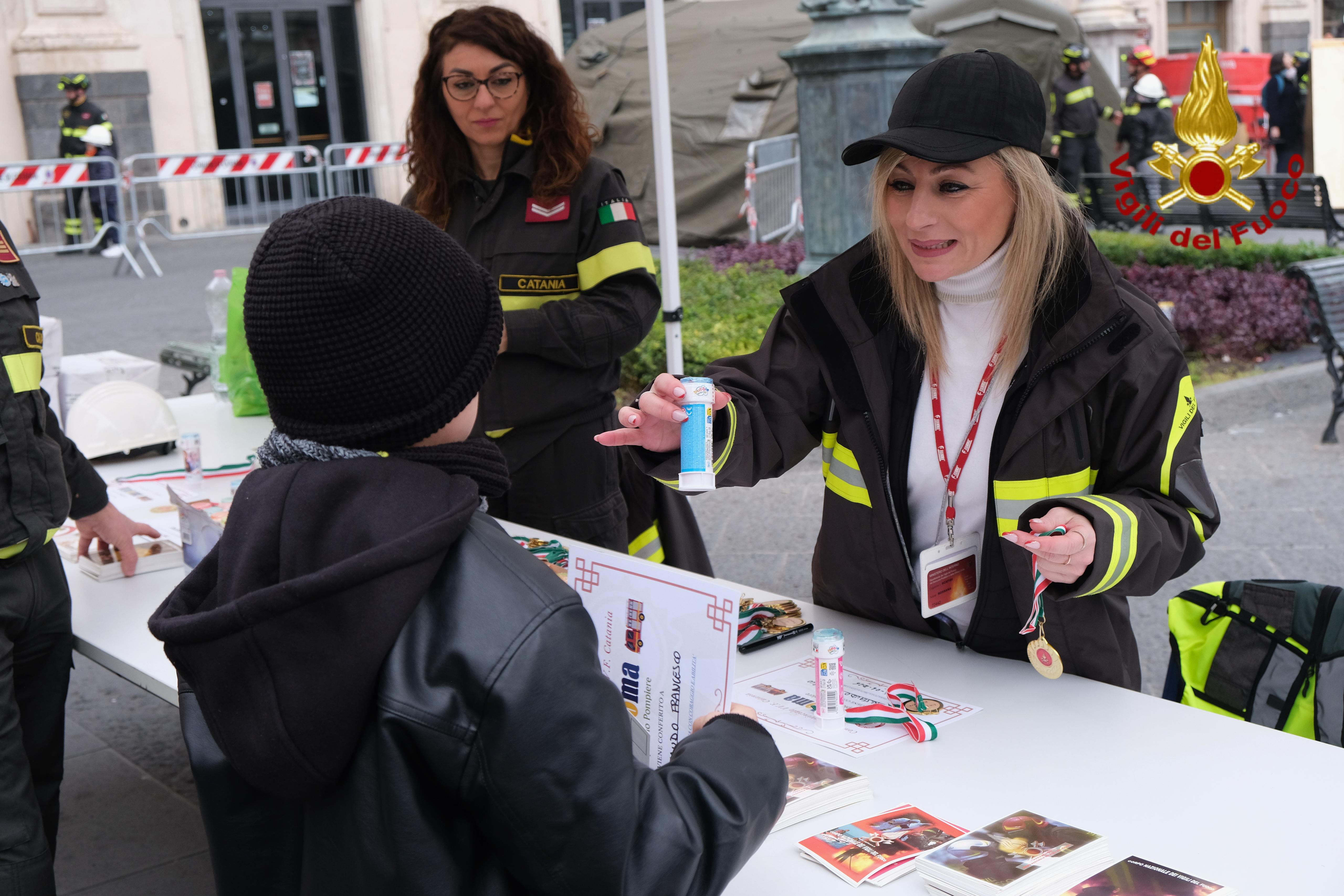 Bambini pompieri per un giorno: successo e grande partecipazione in Piazza Università
