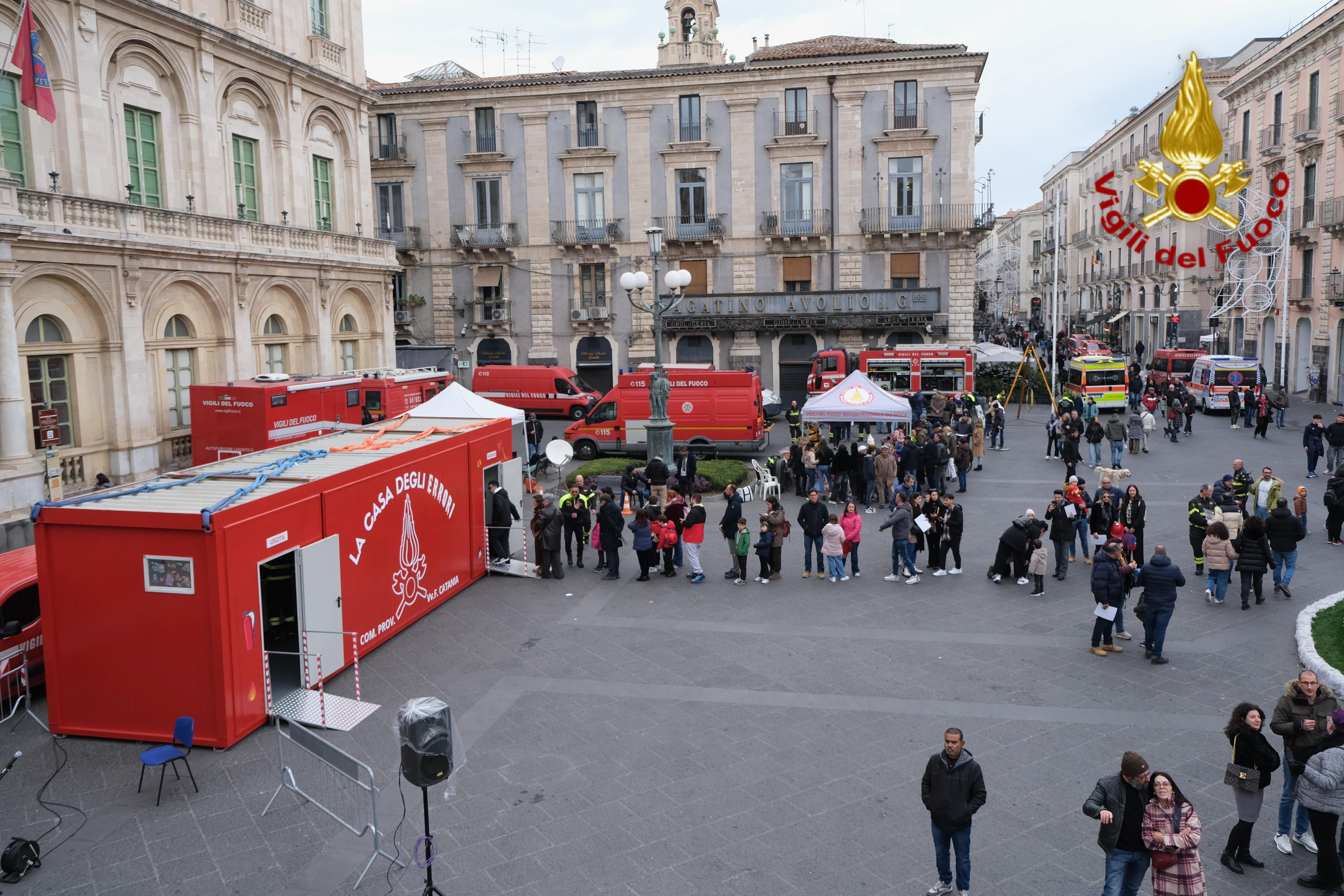Bambini pompieri per un giorno: successo e grande partecipazione in Piazza Università
