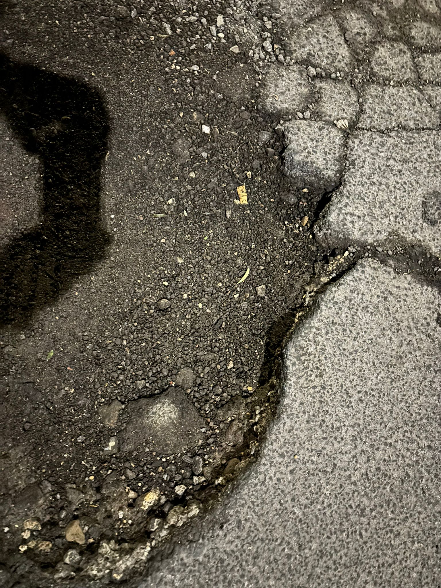 Paternò, cittadini segnalano: buca profonda e pericolosa in via Bologna