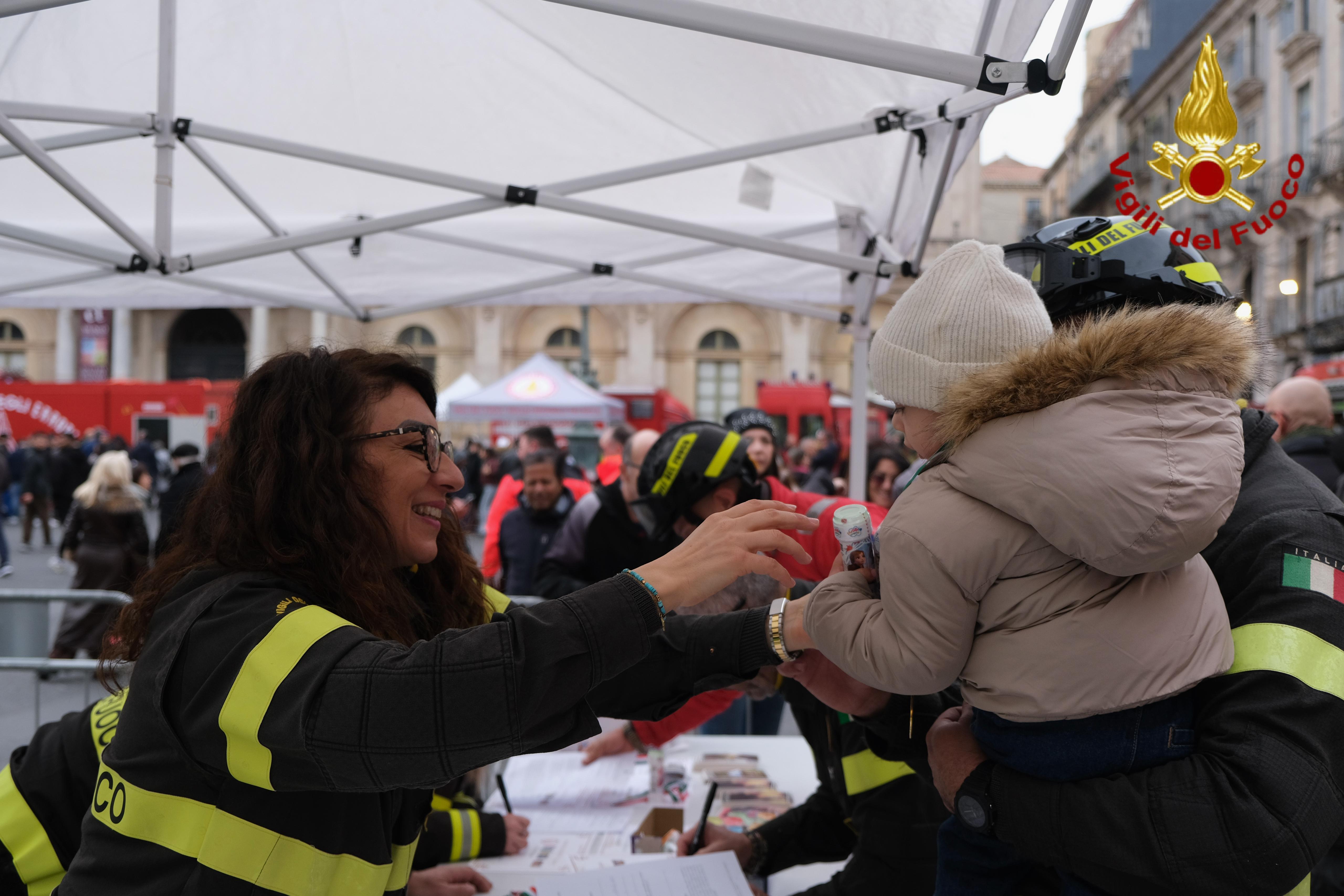 Bambini pompieri per un giorno: successo e grande partecipazione in Piazza Università